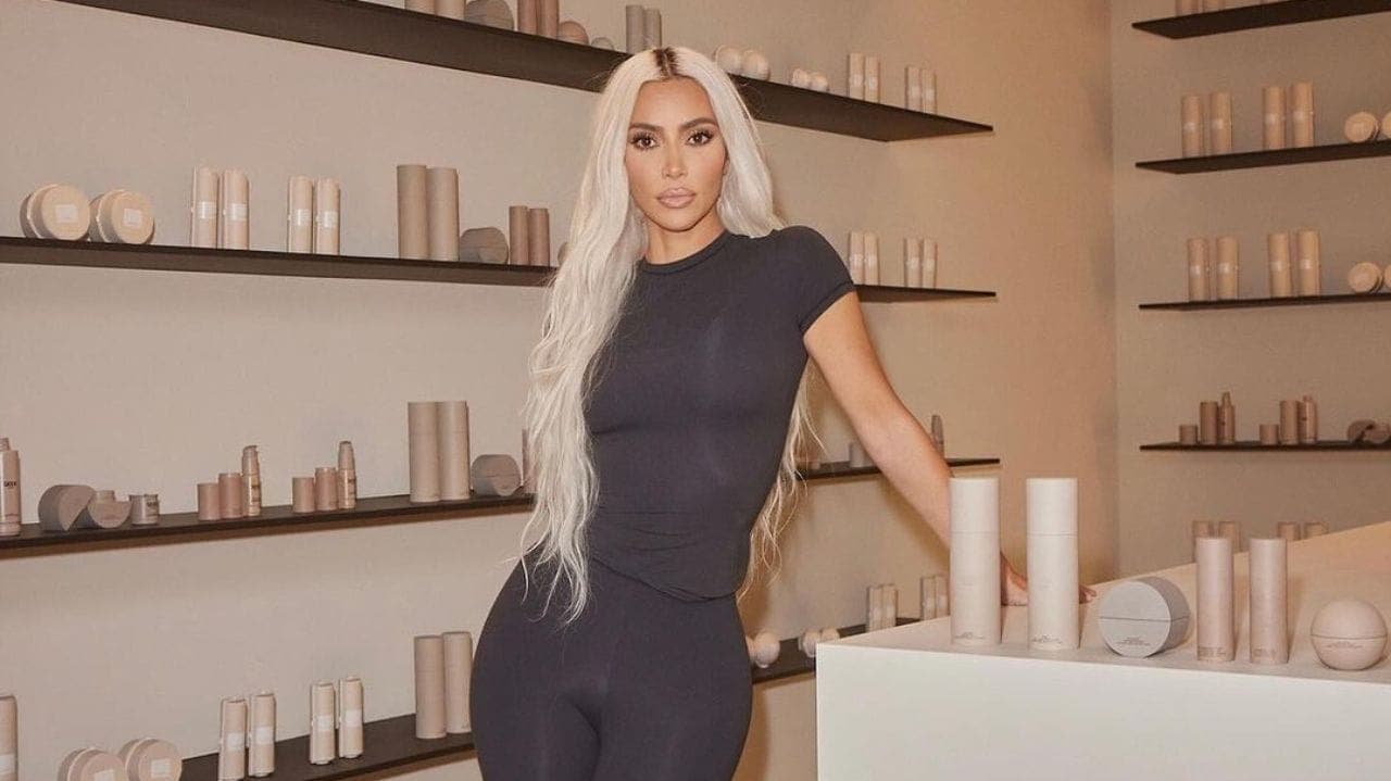 Kim Kardashian posa com produtos de sua marca (Foto: reprodução/Instagram/@kimkardashian)