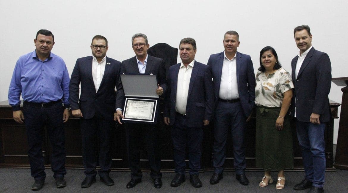 Irineu Munhoz recebe título de cidadão honorário de Arapongas (PR)