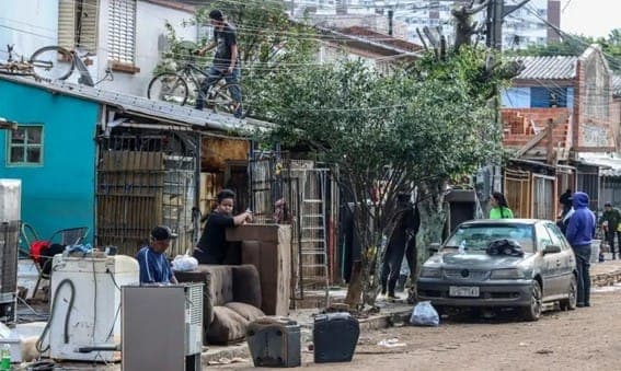 Detentos do RS fabricam móveis de madeira para vítimas das cheias
