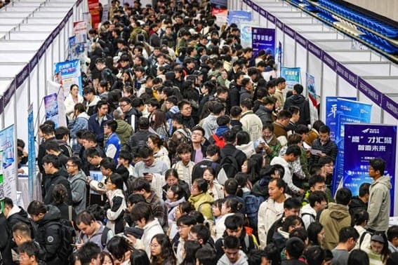 Pessoas participam de uma feira de empregos em Shenyang, província de Liaoning, China, em 22 de outubro de 2024. STR/AFP via Getty Images