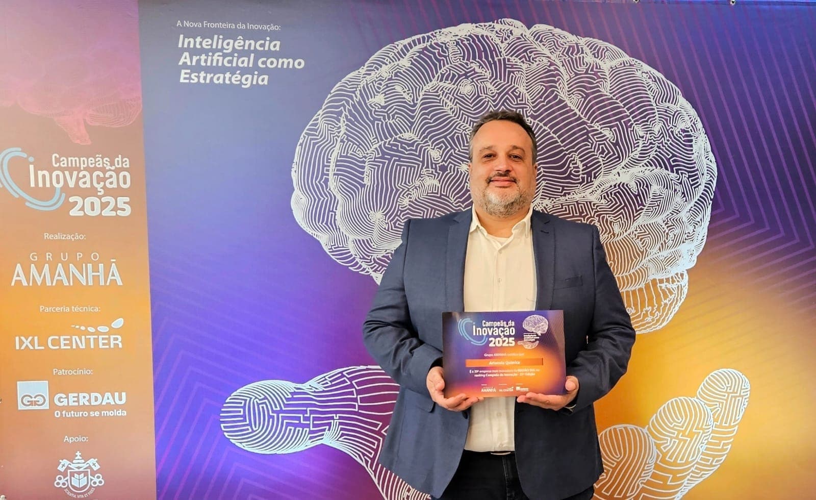 Fernando Cardoso recebe o certificado de Campeãs da Inovação para a Artecola