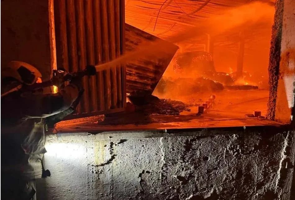 Incêndio de grandes proporções atinge fábrica da Minasflex em MG