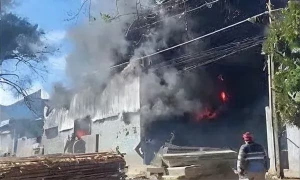 Incêndio destrói o barracão de indústria de colchões em Arapongas (PR)
