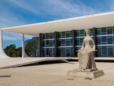 supreme-federal-court-brasilia-df-brazil-on-august-14-2008-statue-of-justice.jpg