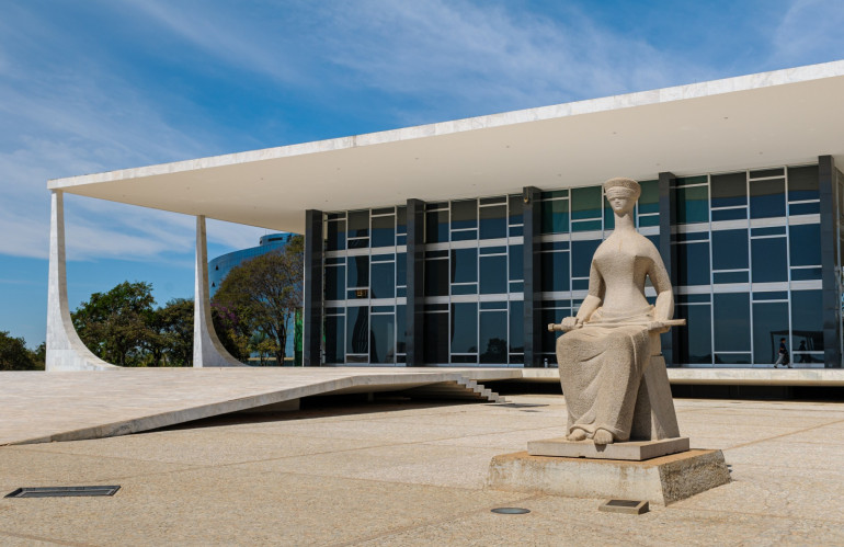 supreme-federal-court-brasilia-df-brazil-on-august-14-2008-statue-of-justice.jpg