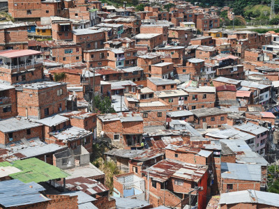 bela-foto-aerea-dos-edificios-na-favela-comuna-13-em-medellin-colombia.jpg