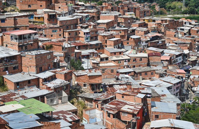 bela-foto-aerea-dos-edificios-na-favela-comuna-13-em-medellin-colombia.jpg