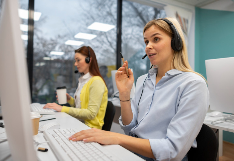 colegas-trabalhando-juntos-em-um-escritorio-de-call-center.jpg