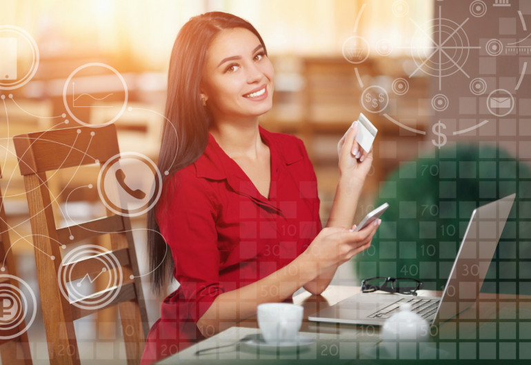 mulher-de-sorriso-com-um-cartao-e-um-celular.jpg