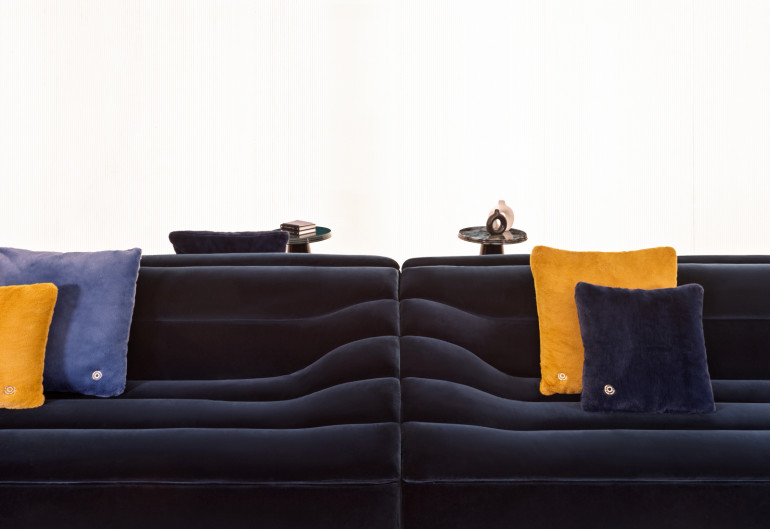 KARL_LAGERFELD_MAISON_Wellen_MidnightBlue_Sofa_4.jpg