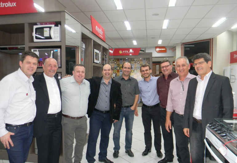 Representantes_da__industria_moveleira_prestigiam_inauguracao_da_Super_MM_Design.JPG