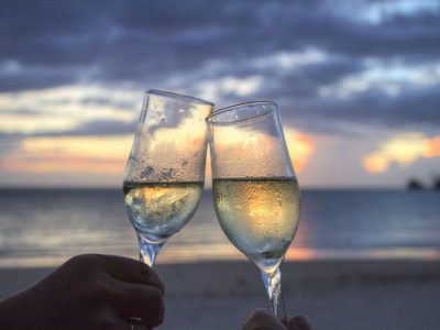 champagne-toast-by-the-beach.jpg