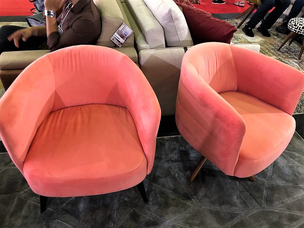 Texturas aveludadas e tons quentes e terrosos são tendência para o mercado moveleiro – Produtos_ Lara Estofados (Flávio Fusco)