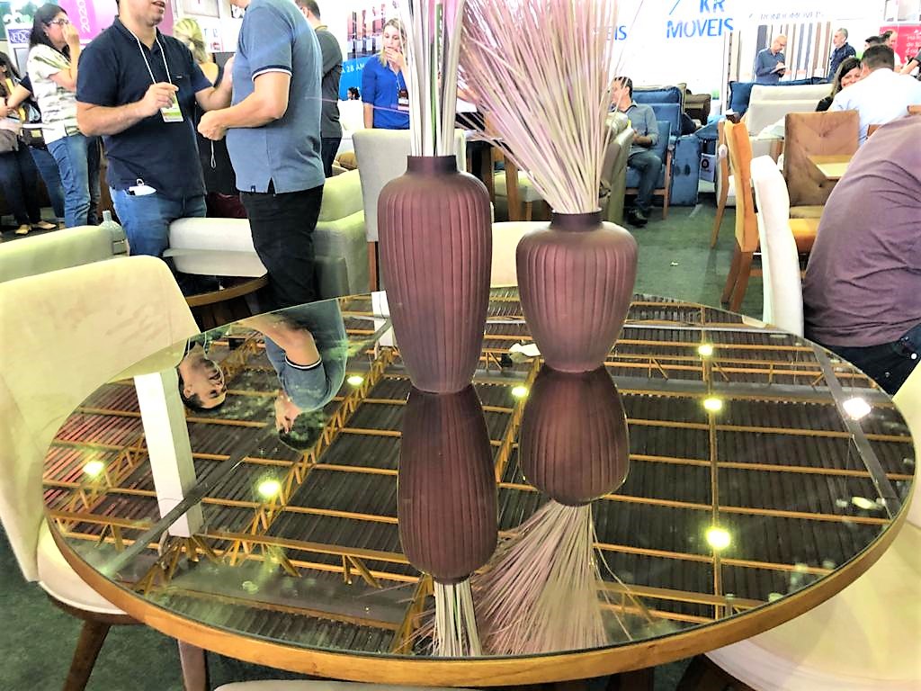 Tendência das mesas redondas com vidros espelhados na cor bronze, off white e cappuccino – Mesa Rondomóveis (Flávio Fusco)