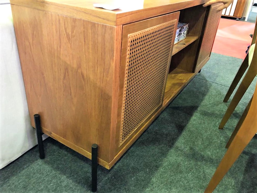 A palhinha presente em cadeiras, buffet e base de mesas reforçam um estilo mais brasileiro e atemporal – Buffet Rondomóveis (Flávio Fusco)