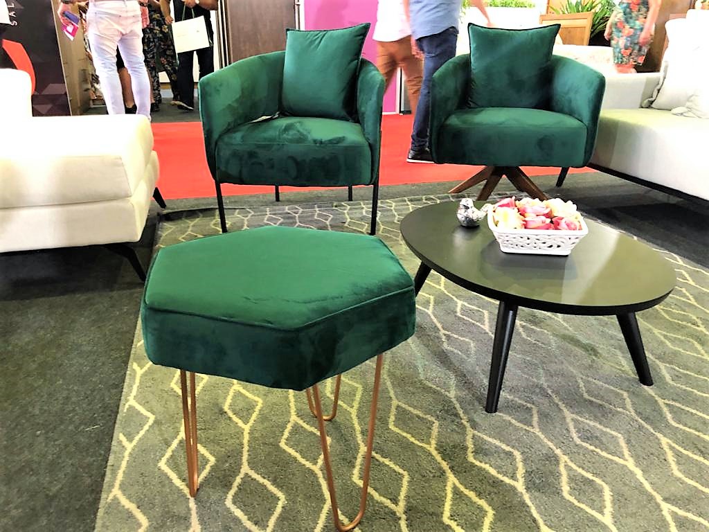 Acessórios como mesinhas e banquinhos revestidos ganham destaque - Lara Estofados - (Flávio Fusco) 3