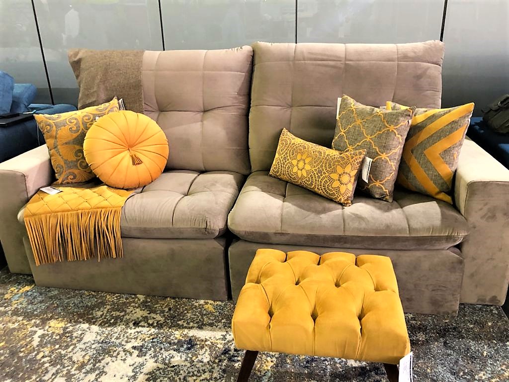 Presença de acessórios em cores quentes e temas étnicos, florais, naturais e listras são destaque para o ano  - Lara Estofados - (Flávio Fusco)